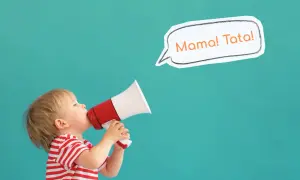 Mały chłopiec w czerwono-białej koszulce krzyczy przez megafon: "Mama! Tata!".