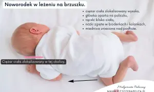 Śpiący na brzuchu noworodek, z główką opartą na policzku i nóżkami zgiętymi w bioderkach.