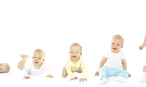 Pięć niemowląt w różnym wieku, od leżenia na plecach po stanie, ilustruje pierwszy skok rozwojowy.