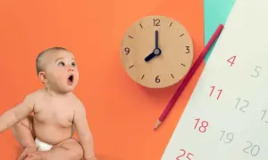 Zaskoczony maluch, zegar i kalendarz symbolizują 9 skok rozwojowy. Czas na nowe umiejętności!