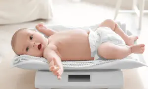 Uroczy niemowlak na wadze. Zastanawiasz się, ile powinno ważyć 7 msc dziecko?