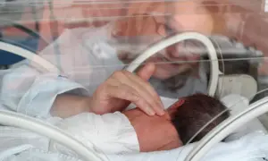 Delikatny dotyk matki w inkubatorze. Chwila, kiedy wcześniak przestaje być wcześniakiem, a staje się po prostu dzieckiem.