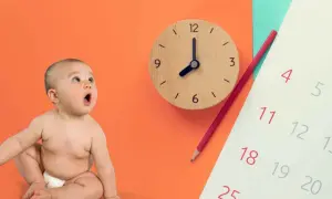 Maluch z otwartymi ustami patrzy na zegar i kalendarz. Czyżby czekał na kolejny skok rozwojowy?