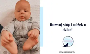 Niemowlę w szarym dresie Nike, z widocznymi wygiętymi nóżkami i stopami. Temat: Rozwój stóp i nóżek u dzieci.