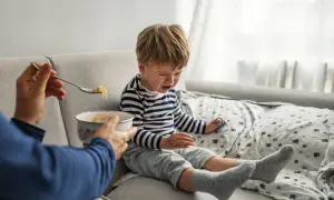 Mały chłopiec, 5 letnie dziecko nie chce jeść, płacze, gdy rodzic podaje mu jedzenie na łyżeczce.