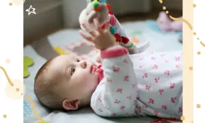 Dziecko odkrywa świat, sięgając po zabawkę. To ważny 6 skok rozwojowy, pełen nowych umiejętności i radości.