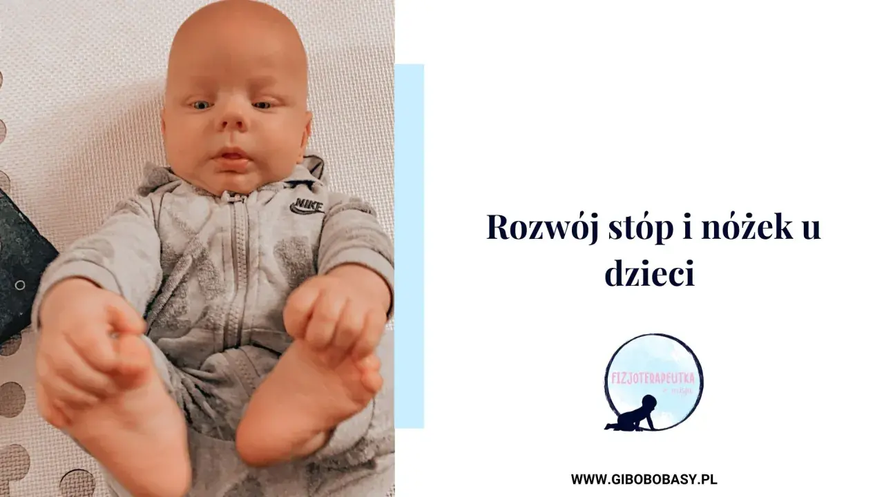 Niemowlę w szarym dresie Nike, z widocznymi wygiętymi nóżkami i stopami. Temat: Rozwój stóp i nóżek u dzieci.