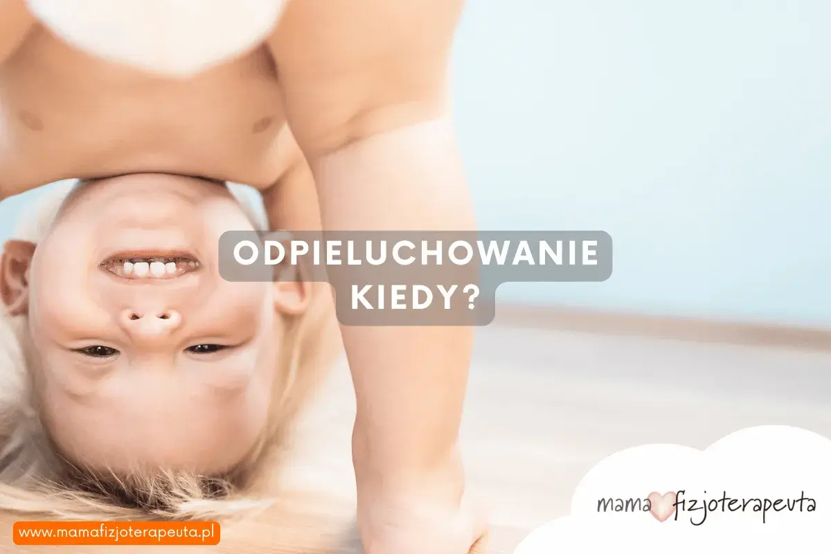 Uśmiechnięte dziecko do góry nogami. Napis: "Odpieluchowanie kiedy?". Dowiedz się, ile trwa odpieluchowanie.